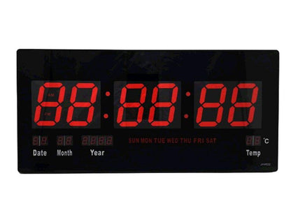 Zidni digitalni sat sa velikim LED brojkama na prednjem displeju.