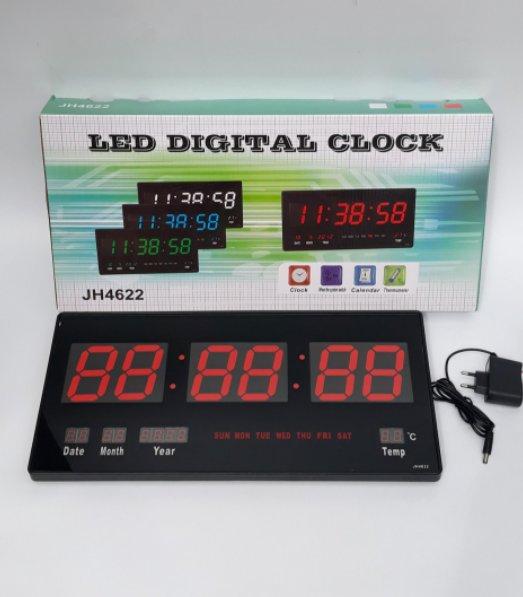 Prednja strana zidnog sata sa LED displejem.
