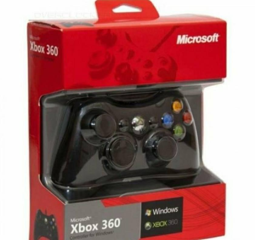 Xbox 360 džojstik sa kablom dužine 2,5 m.