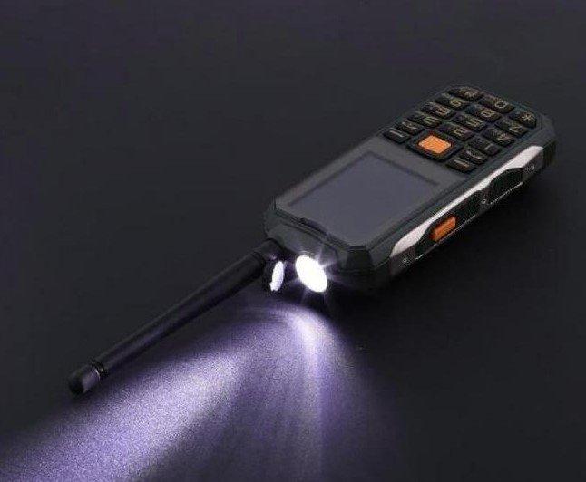 Telefon J10 sa antenom za radio-vezu.