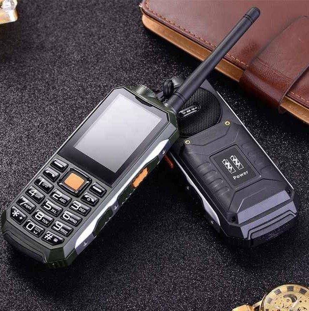 J10 mobilni telefon sa menijem na srpskom jeziku.