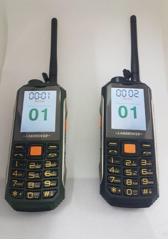 Telefon J10 sa funkcijom toki-vokija i UHF opsegom.