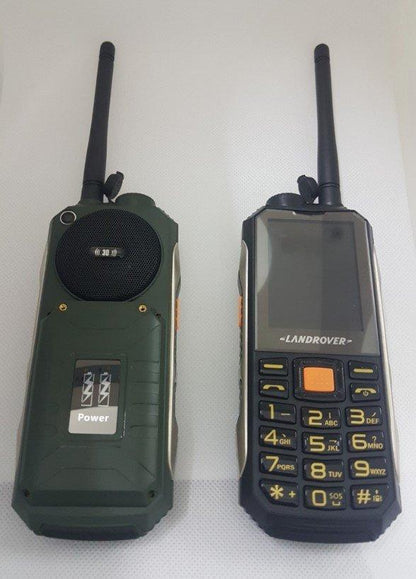 Mobilni telefon J10 sa velikim zvučnikom na poleđini.