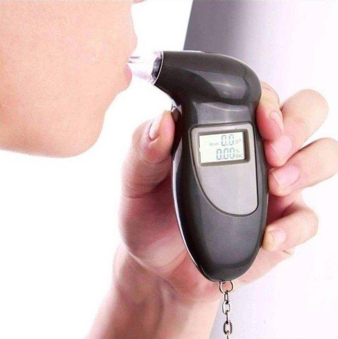 Digitalni alko tester sa LCD displejem.