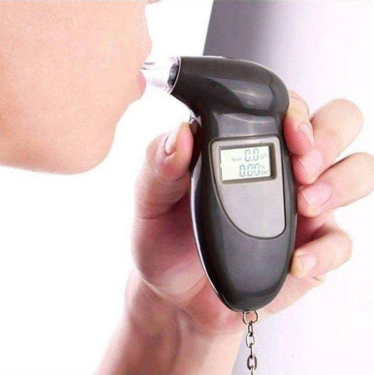Digitalni alko tester sa LCD displejem.