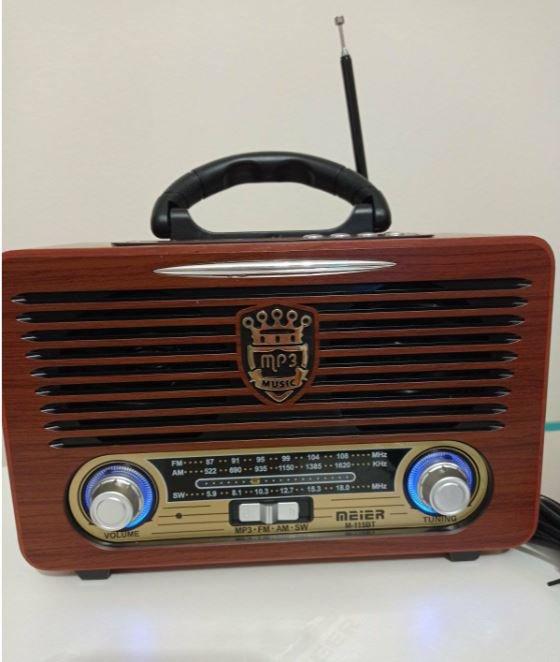 Retro radio M-115 BT predstavljen kao proizvod.