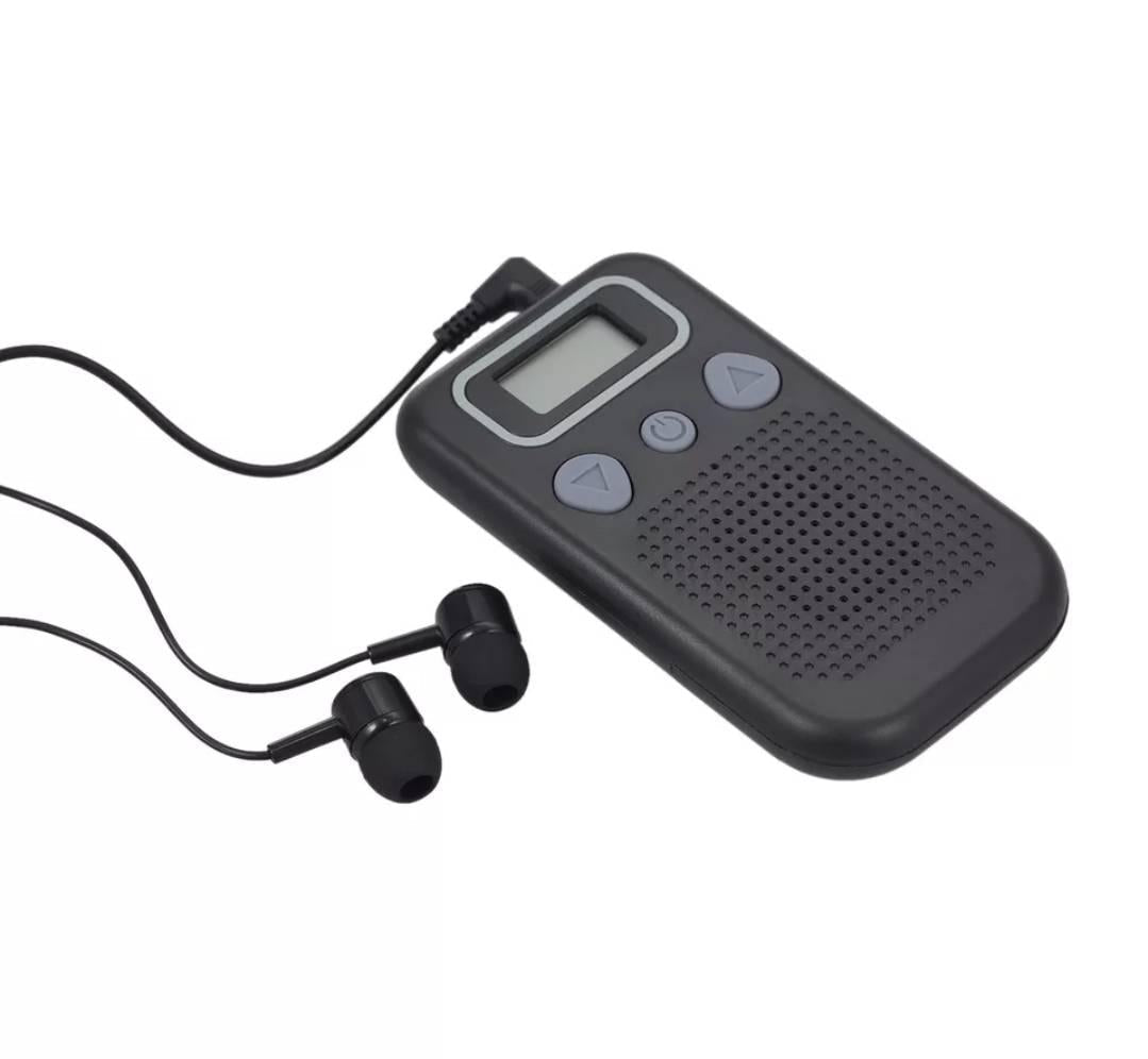 Lični audio uređaj sa jačinom zvuka koja se podešava od 1 do 15.
