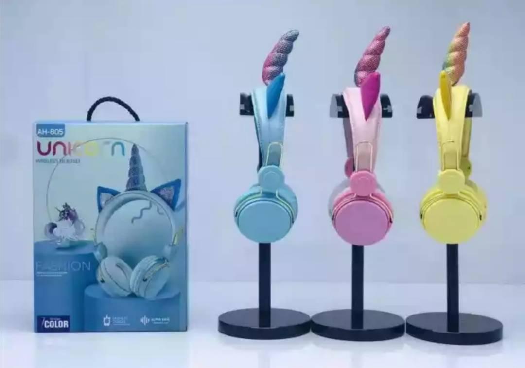 Prikazane su žute slušalice sa jednorogom i Bluetooth povezivanjem.