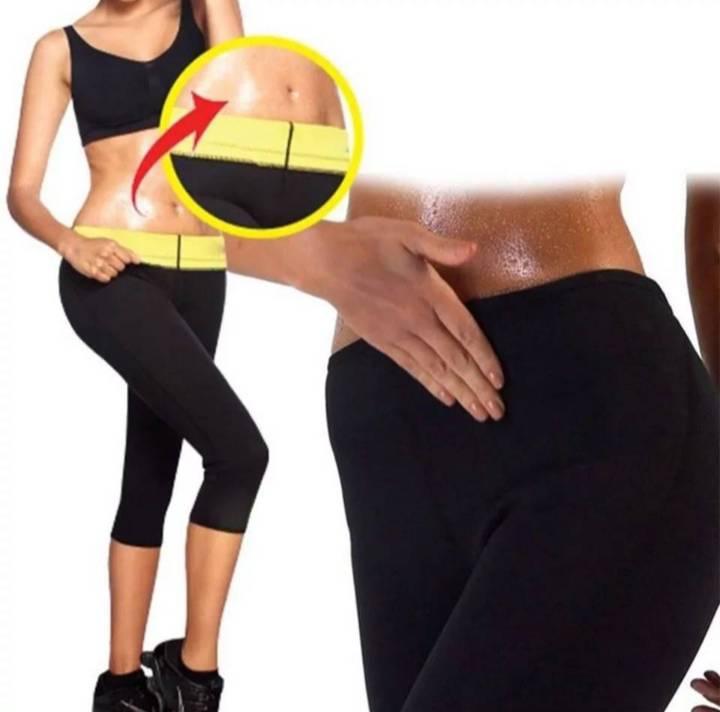 Ženske sportske pantalone pripijenog kroja za trening.