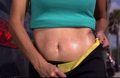 Prikaz ženskih trening pantalona koje prate liniju tela.
