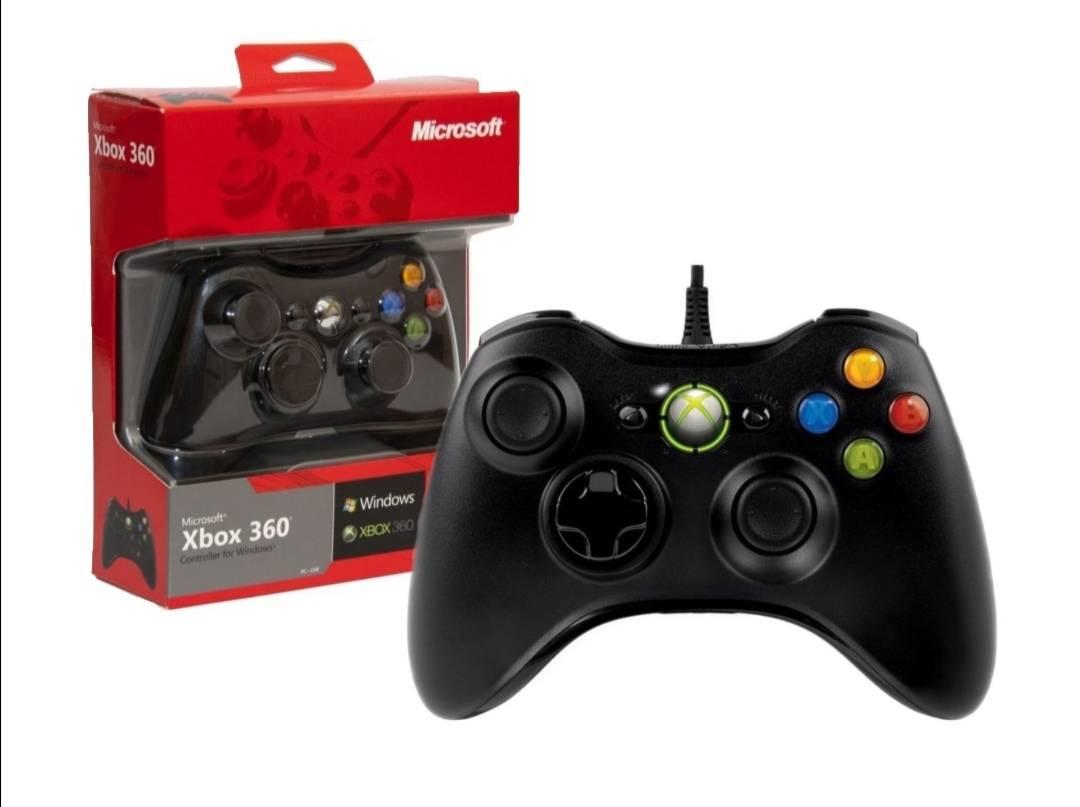 Crni karirani žični kontroler namenjen konzoli Xbox 360.