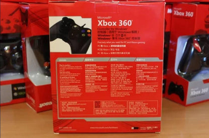 Kontroler za Xbox 360 u crnoj kariranoj izvedbi sa žičnom vezom.