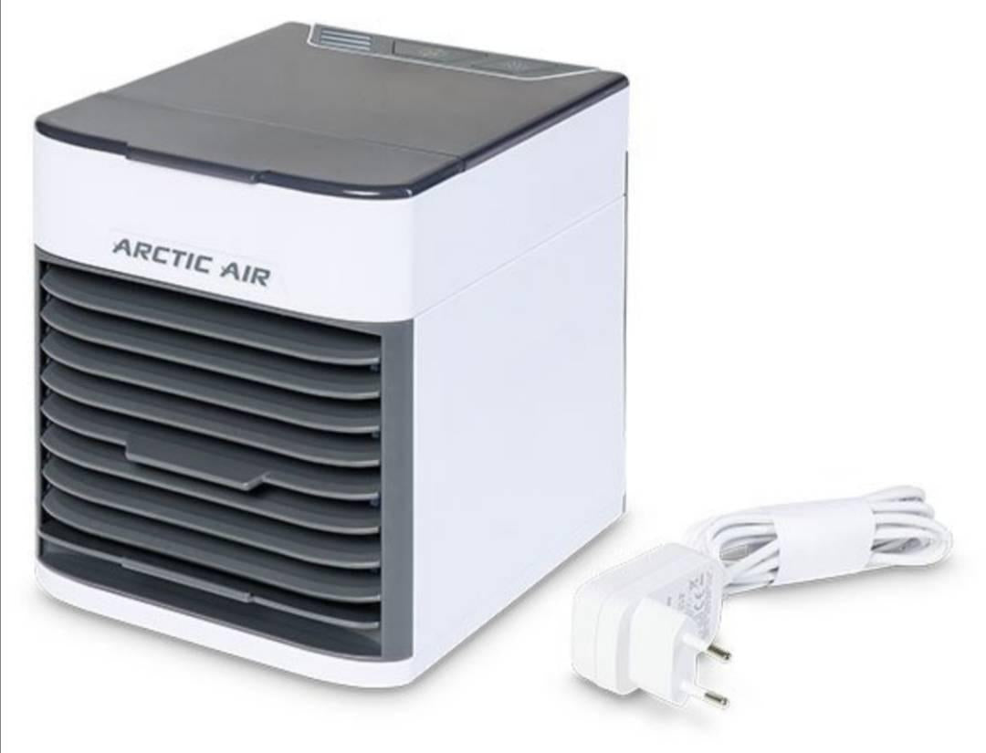 Prikazan je rashlađivač Artic Air Ultra namenjen za upotrebu u zatvorenom prostoru.