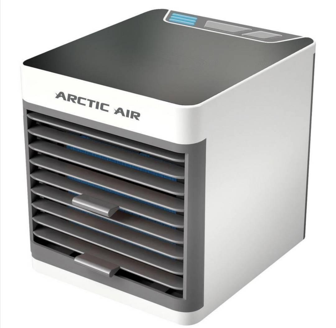 Na slici se vidi uređaj Artic Air Ultra za rashlađivanje ličnog prostora.