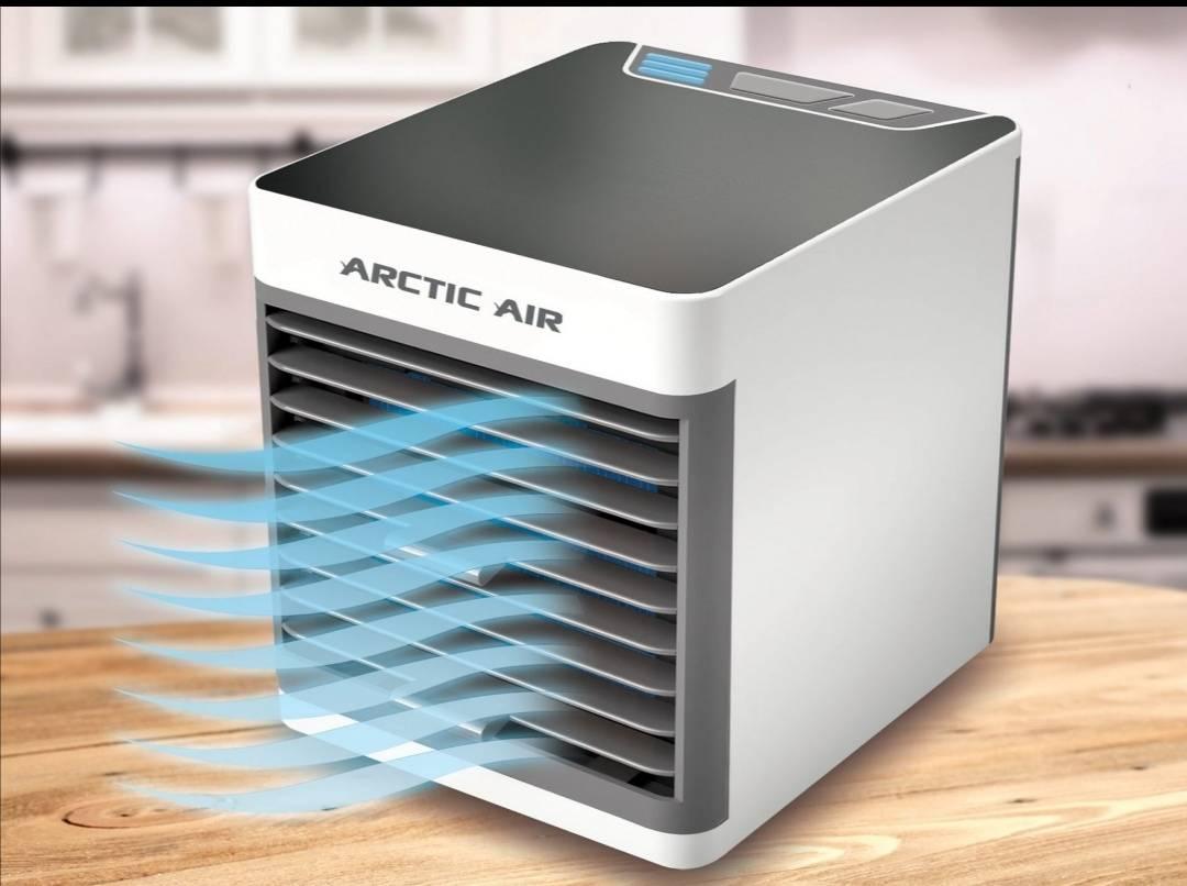 Mini rashlađivač Artic Air Ultra prikazan je kao kućni uređaj.