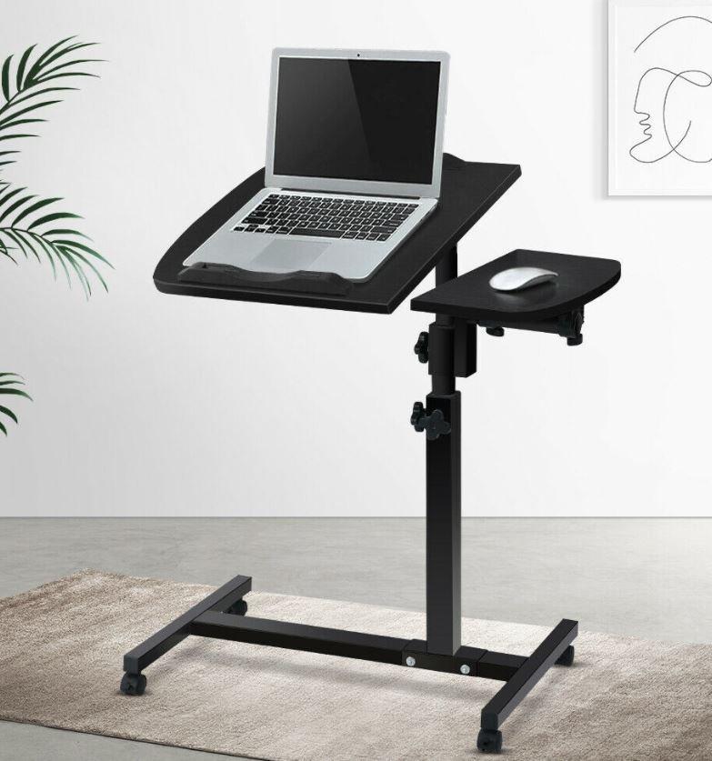 Pokretni sto za laptop sa dve odvojene ploče i točkićima.