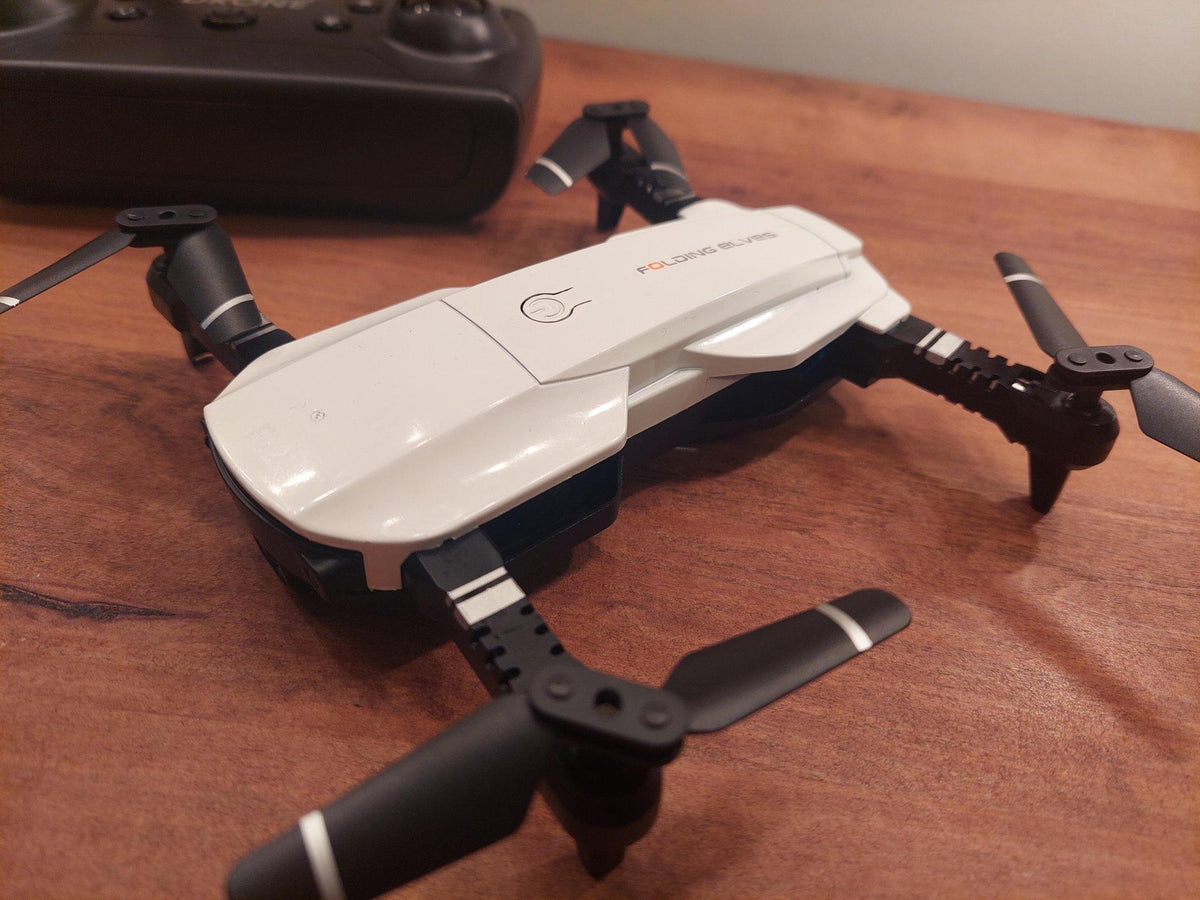 Dron F62 sa kamerom širokougaonog prikaza od 120 stepeni.
