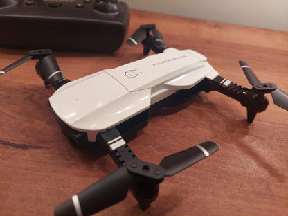 Dron F62 sa kamerom širokougaonog prikaza od 120 stepeni.