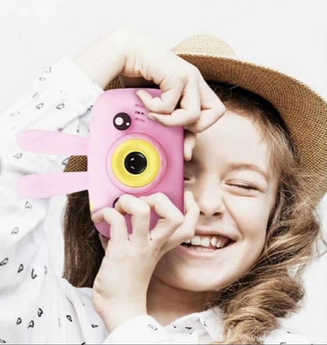 Digitalni fotoaparat za decu sa automatskim režimom snimanja.