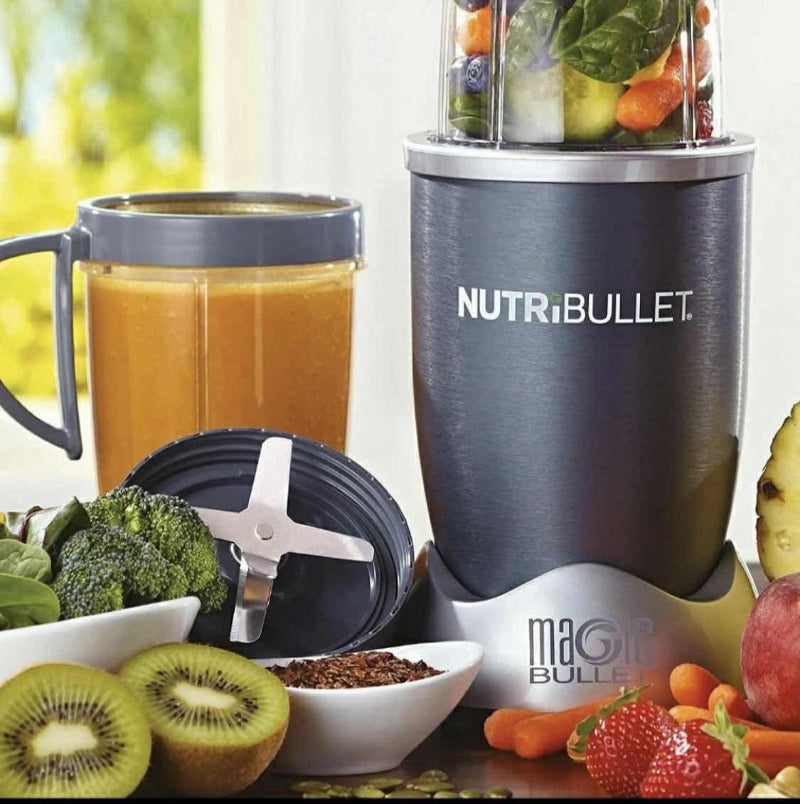 Prikazan je NutriBullet blender u crnoj boji.