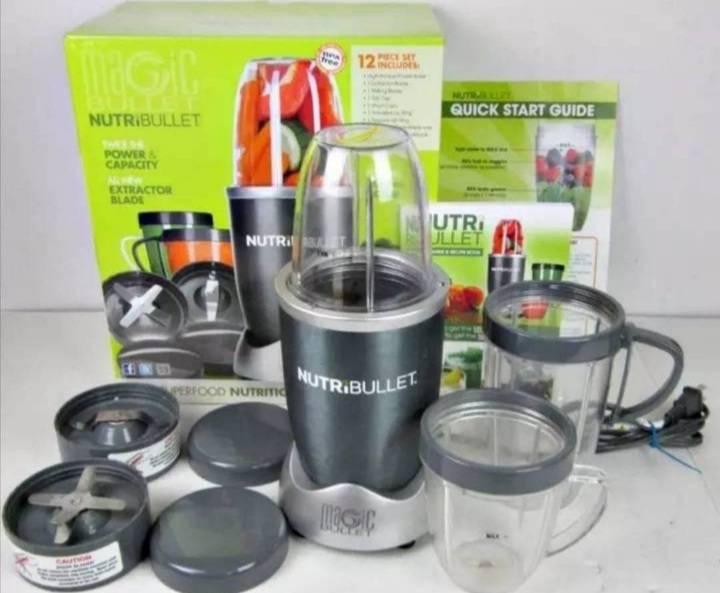 Crni kuhinjski blender PRODAVANI prikazan je na slici.