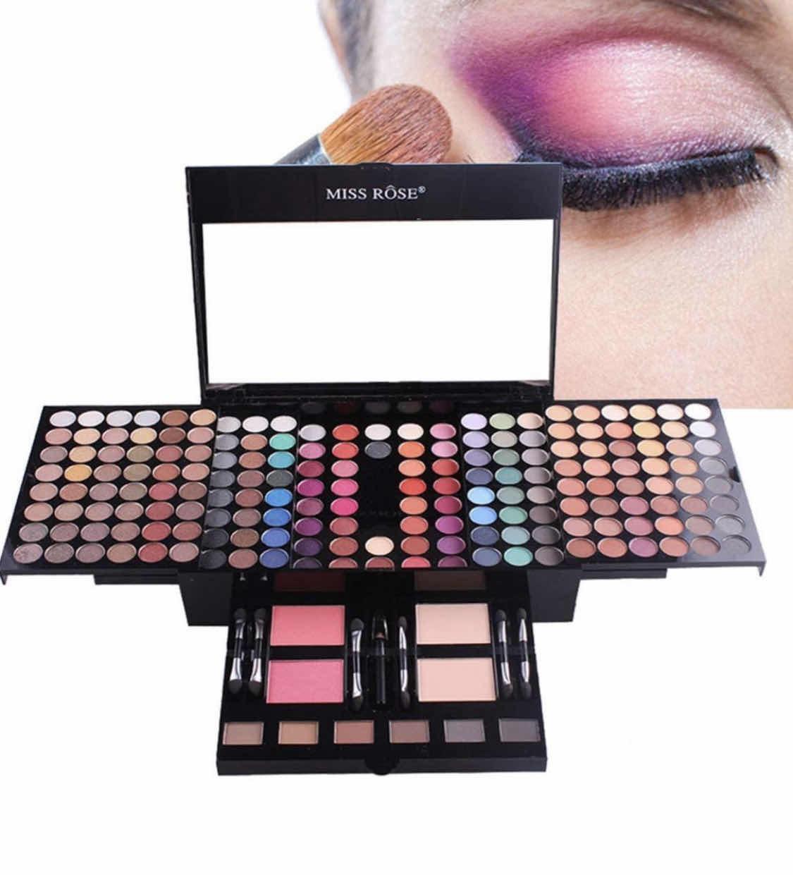 Paleta Miss Rose Blockbuster sadrži 180 boja senki, šest boja za obrve, dve nijanse pudera i dve nijanse bronzera.