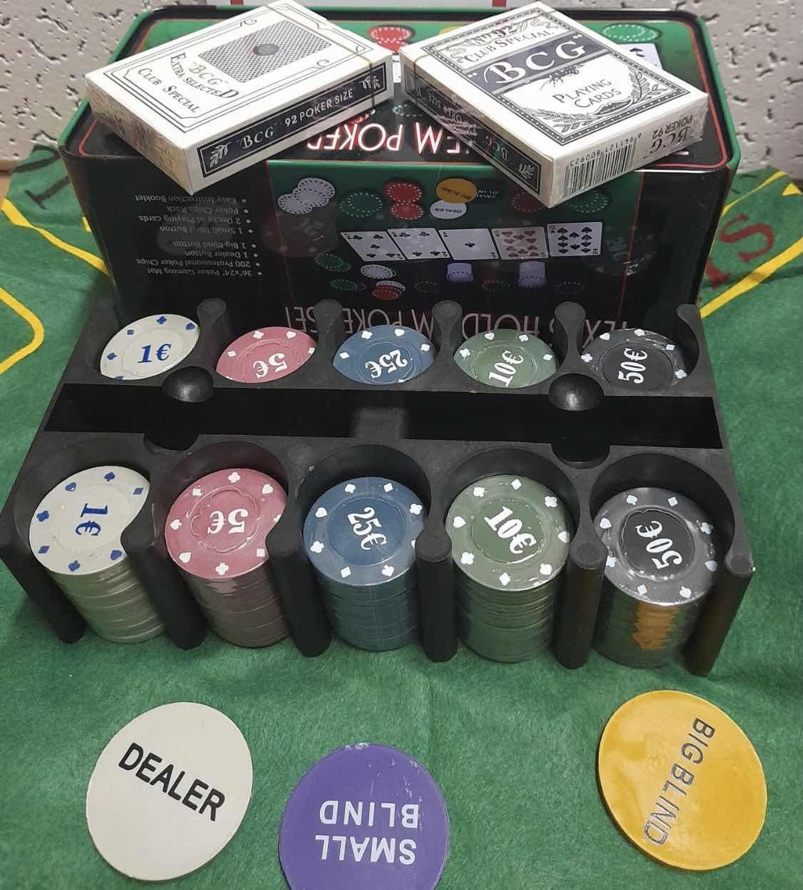 Poker komplet sa 200 žetona različitih vrednosti i zelenom podlogom.