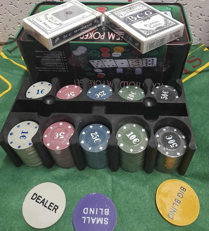 Poker komplet sa 200 žetona različitih vrednosti i zelenom podlogom.