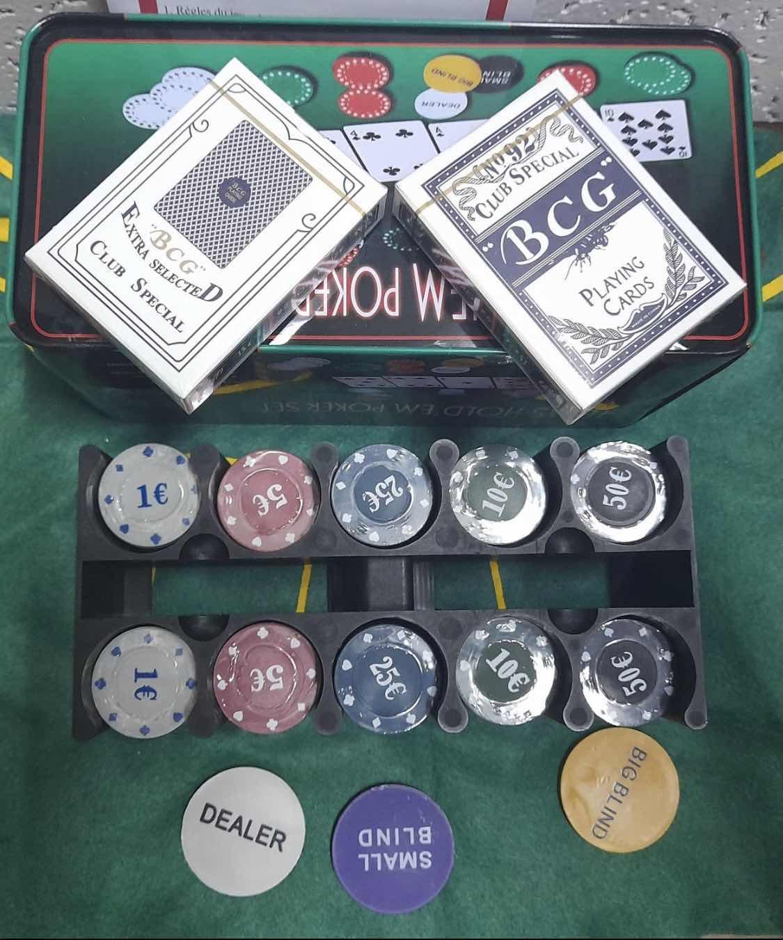 Zelena podloga za poker dimenzija 90 × 58 cm.
