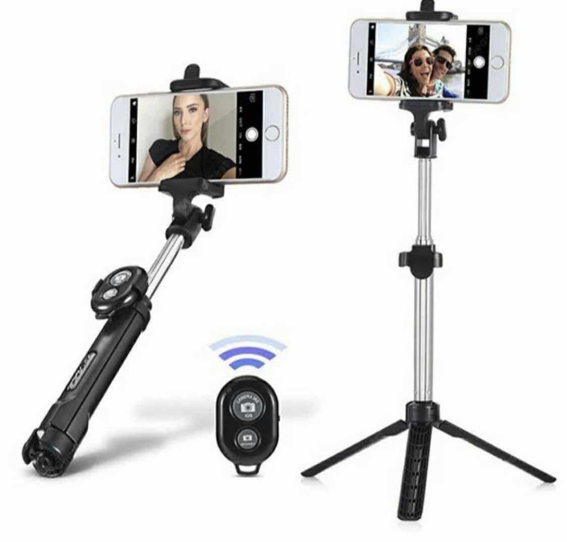 Prikaz selfi štapa sa rasklopljenim tripod postoljem.