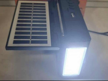 Radio sa ugrađenom lampom sa strane i USB izlazom od 5 V.