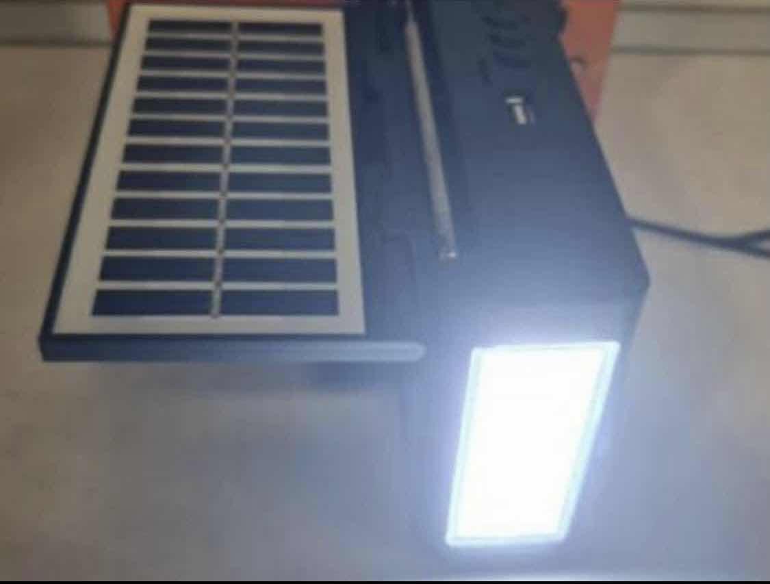 Plejer koji podržava Bluetooth, USB fleš disk i microSD karticu.