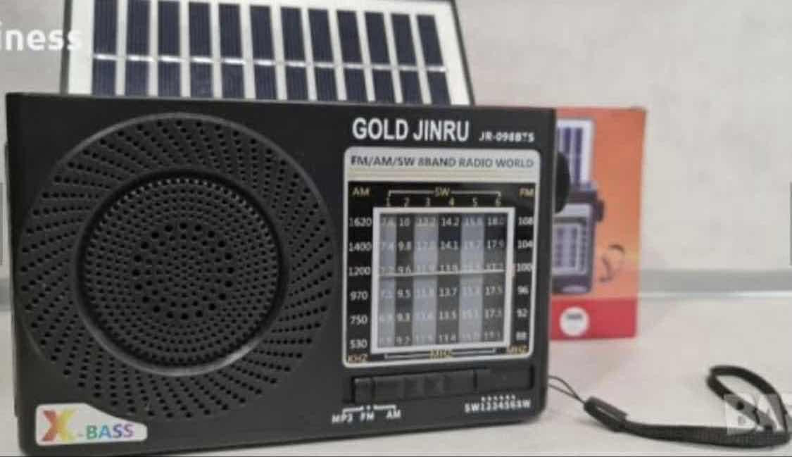 Radio-prijemnik koji podržava punjenje baterije pomoću ugrađenog solarnog panela.