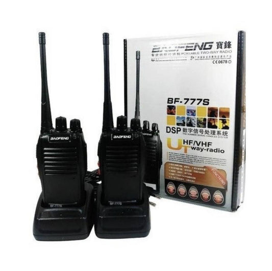 Dve crne radio-stanice BF-777S iz kompleta.