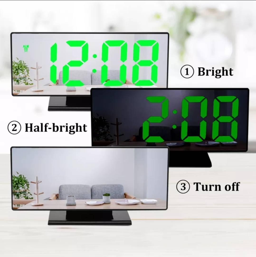 LED sat koji prikazuje datum i vreme.
