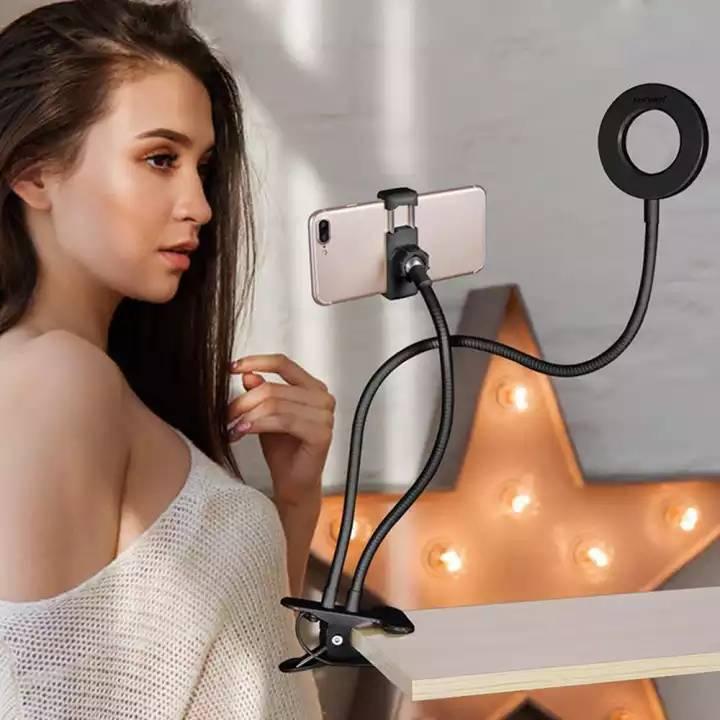 Prikazana je silikonska podloga na delu koji pridržava telefon.