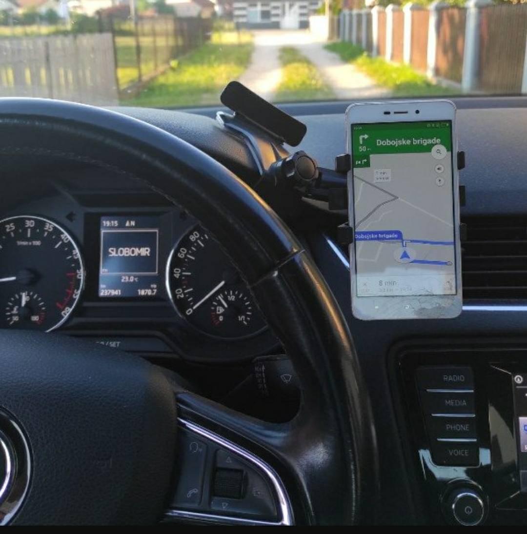Držač za telefon prikazan kao praktičan dodatak za automobil.