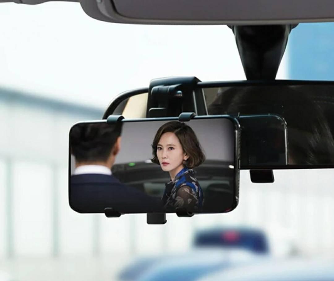 Auto dodatak za postavljanje telefona u vozilu i pregled navigacije.