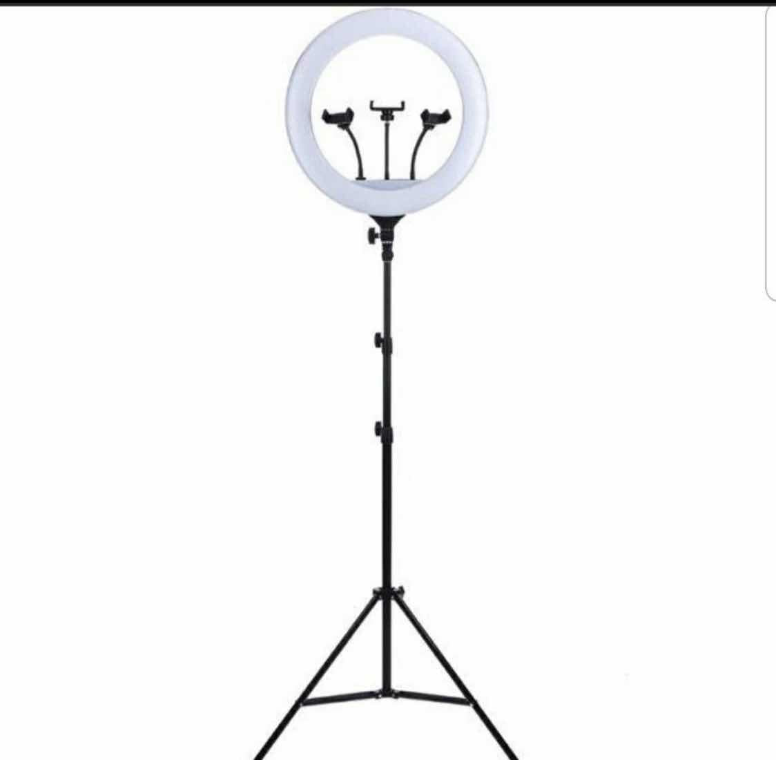 Prstenasto LED svetlo prečnika 45 cm sa stativom i nosačima za telefon.