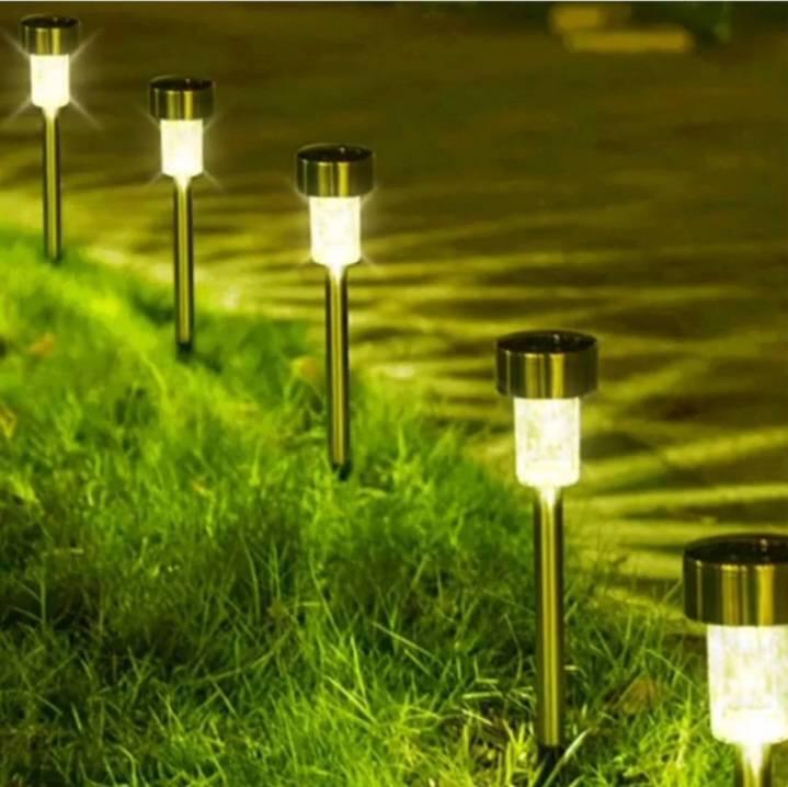 Solarne lampe sa belim LED svetlom za osvetljenje dvorišta.