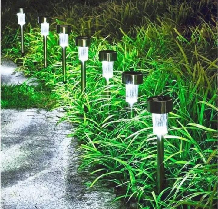 Solarna lampa namenjena za osvetljavanje gredica i terase.