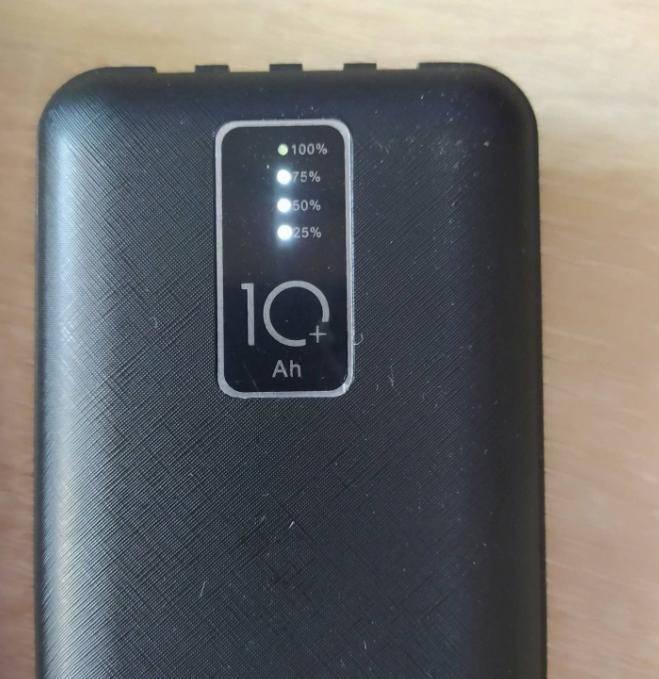 Powerbank sa četiri kabla vidi se na fotografiji.