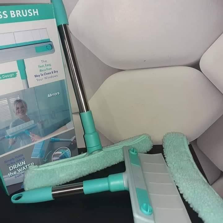 Brisač se koristi potezima nadole za čišćenje staklenih površina.
