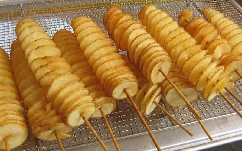 Pribor za pripremu dekorativnog spiralnog krompira.