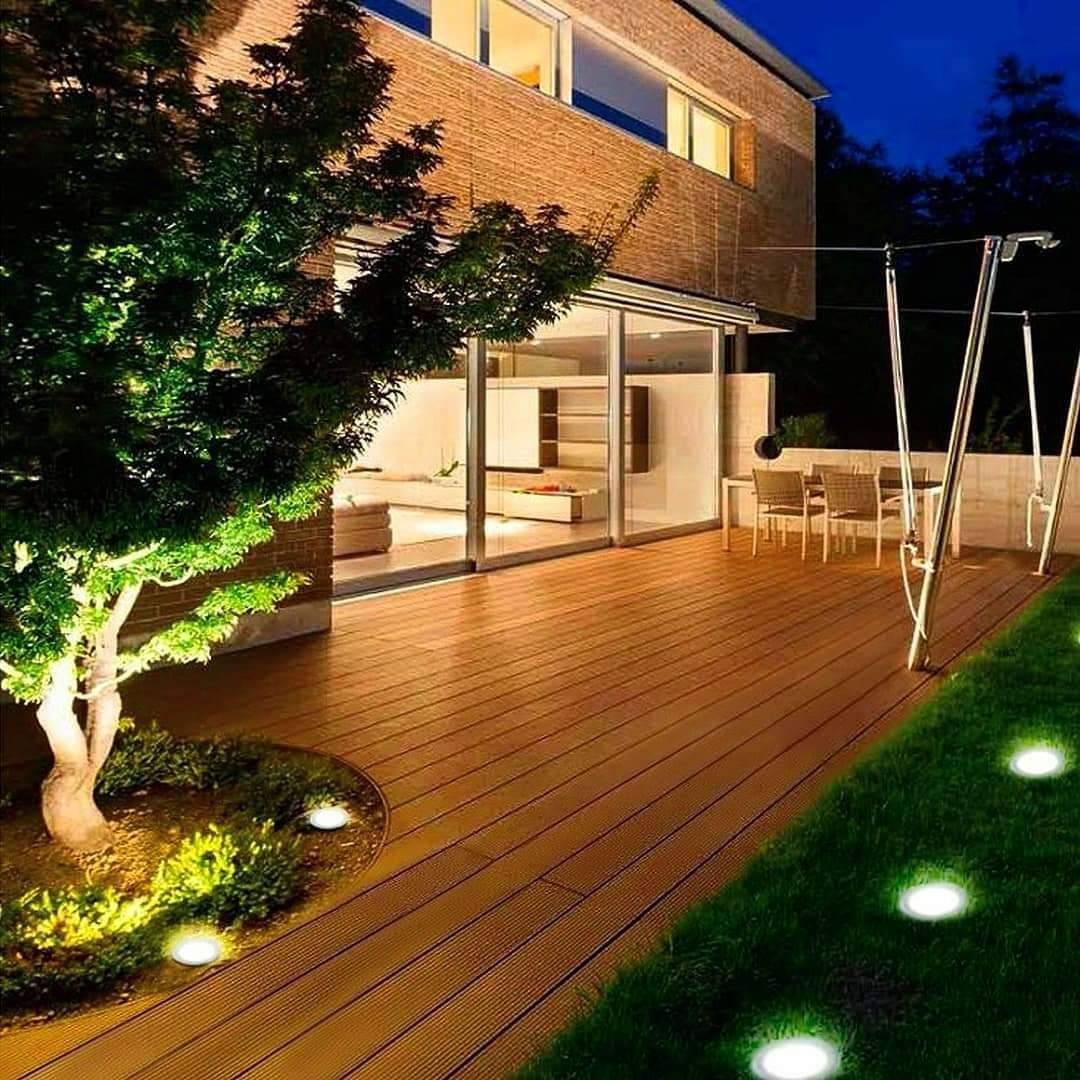 Četiri solarne disk lampe namenjene osvetljavanju staza i dvorišta.