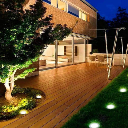 Četiri solarne disk lampe namenjene osvetljavanju staza i dvorišta.