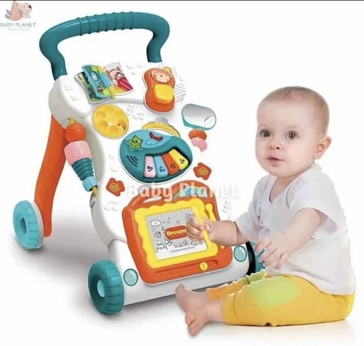 Guralica za bebe sa dodacima za igru i kretanje.
