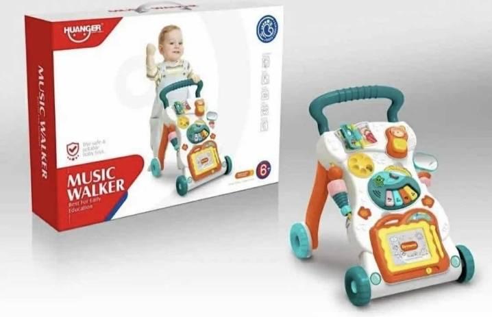 Klavir i drugi elementi za igru na guralici za bebe.