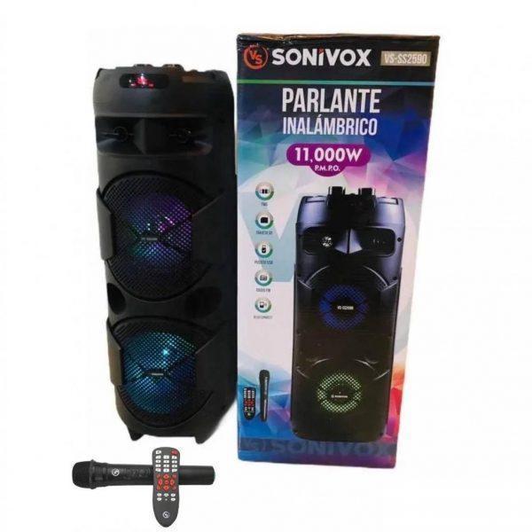 Karaoke zvučnik sa bežičnim mikrofonom za pevanje uz omiljene pesme.