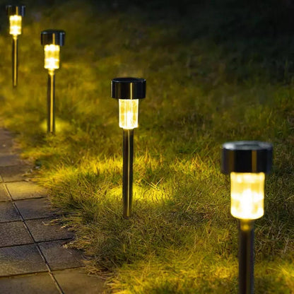 Solarna lampa crne boje namenjena osvetljavanju prostora.